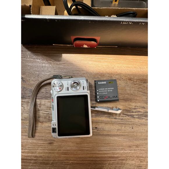 CASIO EXILIM EX-2750 7.2 Mega Pixels 3X Zoom With Charger USB Cradle - Picture 9 of 16